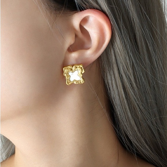 24K Gold Vintage Inspired Earrings*Mother Of Pearl EarringsWaterproof*Sweatproof - Picture 1 of 5